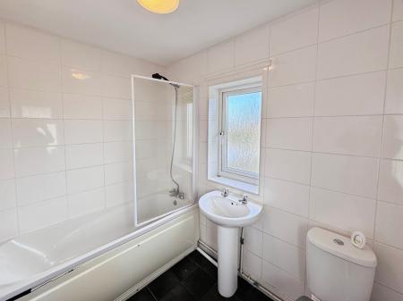3 bedroom Semi-detached house to let in Honister Close, Clifton, Nottingham, NG11