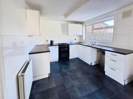 3 bedroom Semi-detached house to let in Honister Close, Clifton, Nottingham, NG11