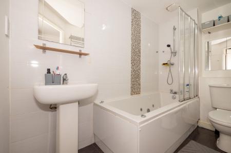 2 bedroom Flat for sale in Martingale Court, Manchester, Cheetham Hill, M8