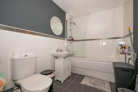 2 bedroom Flat for sale in Larch Gardens, Manchester, Cheetham Hill, M8