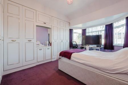 4 bedroom Semi-detached house for sale in Fairway, Prestwich, M25