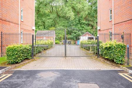 2 bedroom Flat to let in Roch Bank, Manchester, Blackley, M9