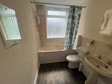 3 bedroom Flat to let in Middleton Road, Manchester, M8