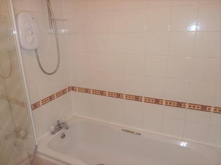 3 bedroom Semi-detached house to let in Maplewood Close, Manchester, M9