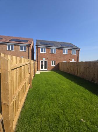 3 bedroom Semi-detached house to let in Bechstein Close, Hinckley, LE10