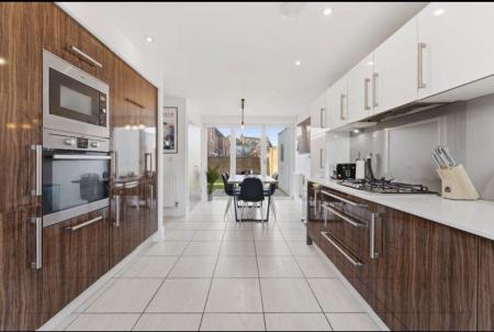 4 bedroom Detached house to let in Burton Street, Farndon Fields, Market Harborough, LE16