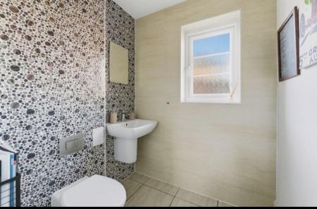 4 bedroom Detached house to let in Burton Street, Farndon Fields, Market Harborough, LE16