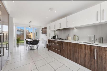 4 bedroom Detached house to let in Burton Street, Farndon Fields, Market Harborough, LE16