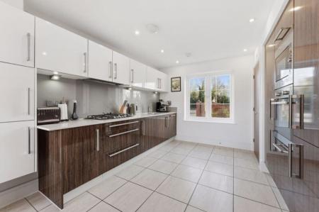 4 bedroom Detached house to let in Burton Street, Farndon Fields, Market Harborough, LE16