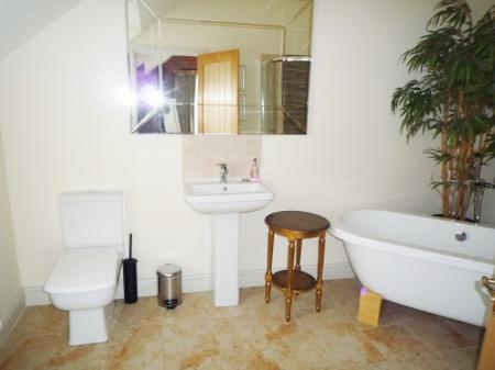 3 bedroom Flat to let in Wistow Lane, Kibworth Harcourt, LE8