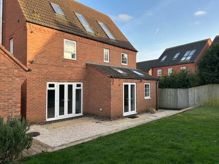 5 bedroom Detached house to let in Meteor Close, Newton, NG13