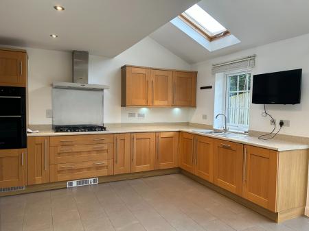 5 bedroom Detached house to let in Meteor Close, Newton, NG13