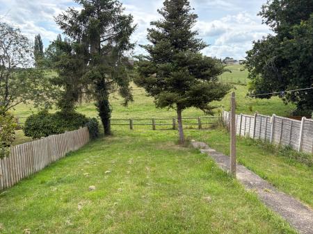 2 bedroom Semi-detached house to let in West Avenue, Melton Mowbray, LE13