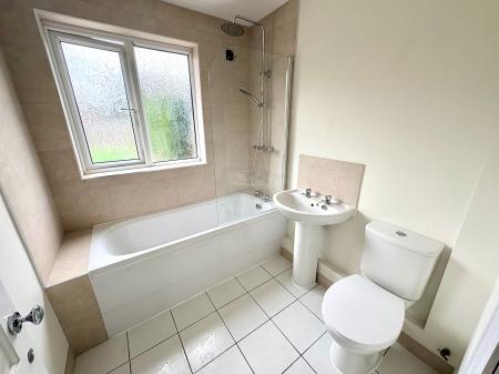 3 bedroom Semi-detached house to let in Lake Terrace, Melton Mowbray, LE13
