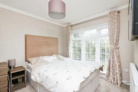 2 bedroom Park home for sale in Burnham Green Road, Welwyn, AL6