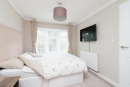 2 bedroom Park home for sale in Burnham Green Road, Welwyn, AL6