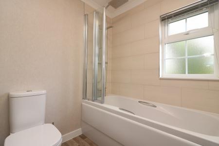 2 bedroom Park home for sale in Burnham Green Road, Welwyn, AL6