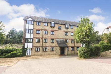 2 bedroom Flat for sale in Kerr Close, Knebworth, SG3