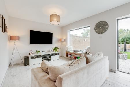 4 bedroom Semi-detached house for sale in Meadow Way, Codicote, SG4