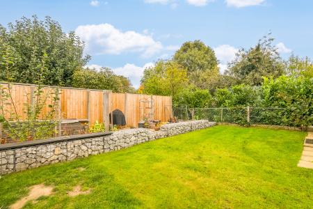 4 bedroom Semi-detached house for sale in Meadow Way, Codicote, SG4