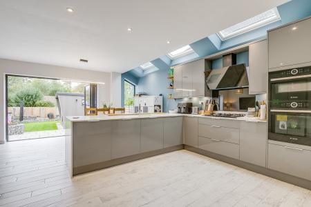 4 bedroom Semi-detached house for sale in Meadow Way, Codicote, SG4