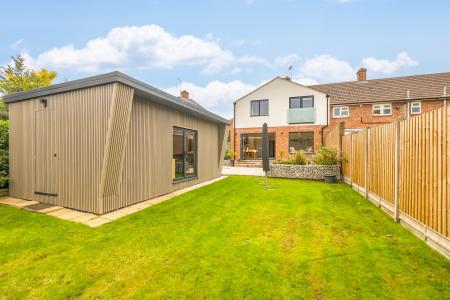 4 bedroom Semi-detached house for sale in Meadow Way, Codicote, SG4