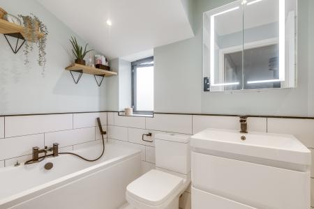 4 bedroom Semi-detached house for sale in Meadow Way, Codicote, SG4