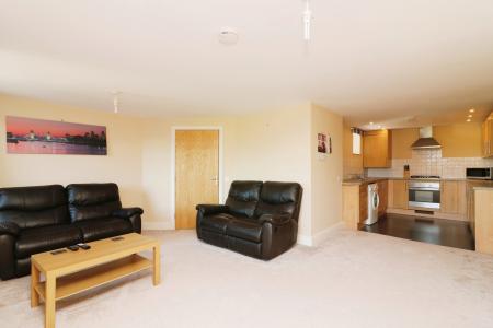 1 bedroom Flat for sale in Moors Walk, Welwyn Garden City, Herts, AL7