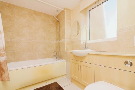 1 bedroom Flat for sale in Moors Walk, Welwyn Garden City, Herts, AL7