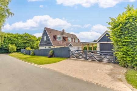 4 bedroom Detached house for sale in Oakhill Drive, Welwyn, AL6