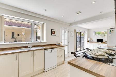 4 bedroom Detached house for sale in Oakhill Drive, Welwyn, AL6