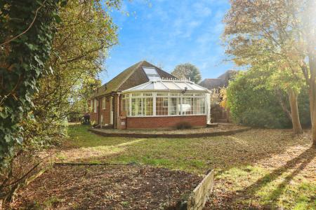 4 bedroom Bungalow for sale in Raffin Close, Datchworth, SG3
