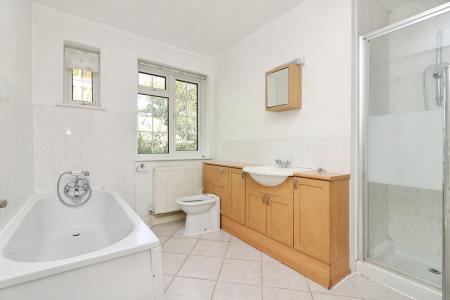 4 bedroom Bungalow for sale in Raffin Close, Datchworth, SG3