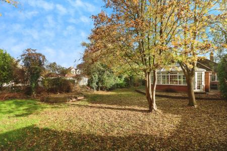 4 bedroom Bungalow for sale in Raffin Close, Datchworth, SG3