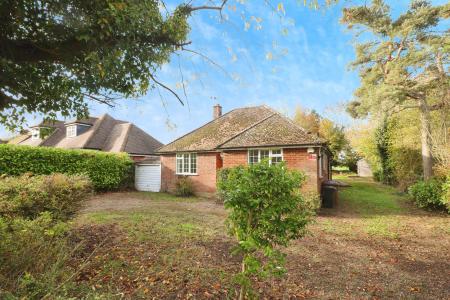 4 bedroom Bungalow for sale in Raffin Close, Datchworth, SG3