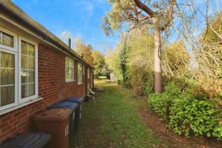 4 bedroom Bungalow for sale in Raffin Close, Datchworth, SG3