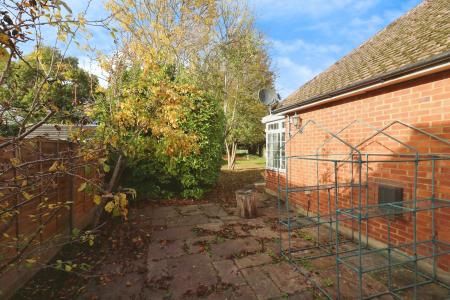 4 bedroom Bungalow for sale in Raffin Close, Datchworth, SG3