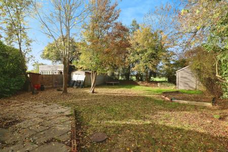 4 bedroom Bungalow for sale in Raffin Close, Datchworth, SG3