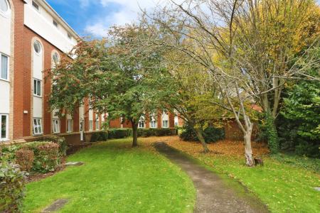 1 bedroom Studio flat for sale in Walsingham Close, Hatfield, AL10