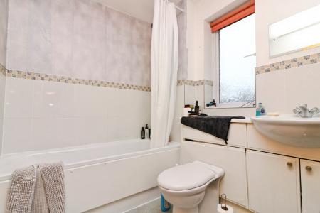 2 bedroom Flat for sale in Newland Gardens, Hertford, SG13