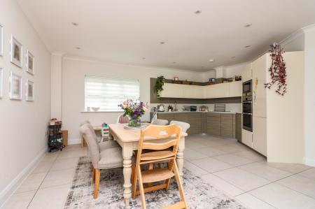 4 bedroom End of terrace house for sale in Mortimer Crescent, King's Park