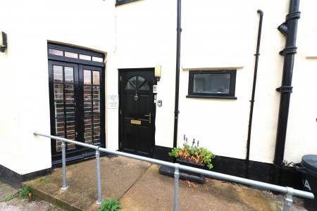 2 bedroom Maisonette to let in High Street, Welwyn, AL6