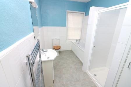 2 bedroom Maisonette to let in High Street, Welwyn, AL6