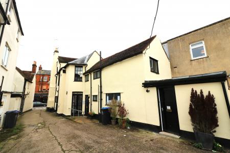 2 bedroom Maisonette to let in High Street, Welwyn, AL6