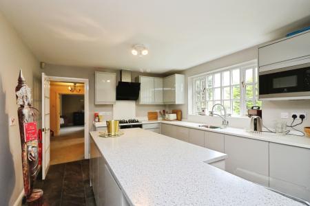 5 bedroom Detached house to let in Bracken Lane, Welwyn, AL6