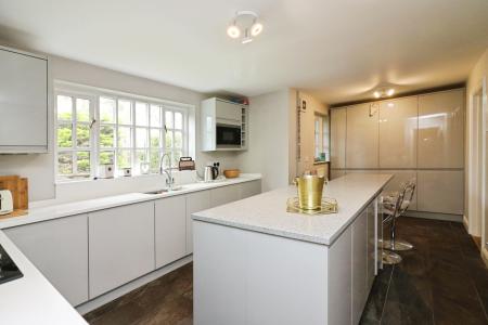 5 bedroom Detached house to let in Bracken Lane, Welwyn, AL6