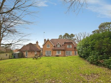 5 bedroom Detached house to let in Bracken Lane, Welwyn, AL6
