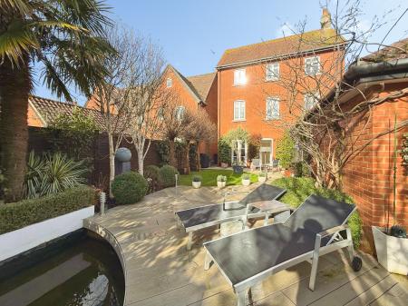 4 bedroom Town house for sale in Devon Mead, Hatfield, AL10