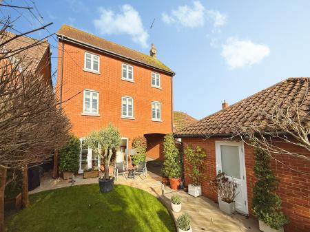 4 bedroom Town house for sale in Devon Mead, Hatfield, AL10