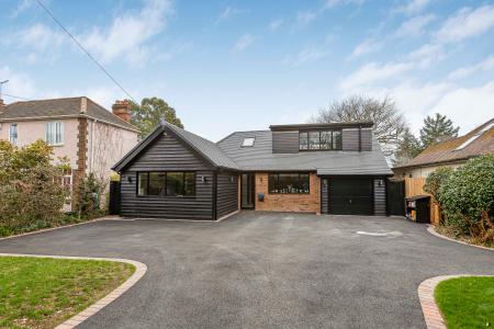 4 bedroom Detached house for sale in Woolmers Lane, Hertford, SG14